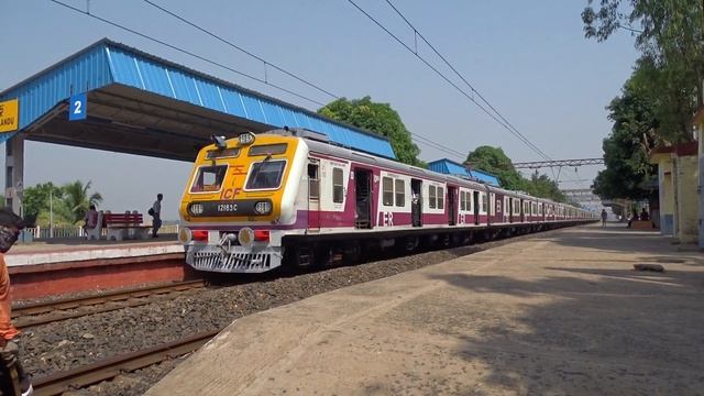Incredible train race ! Express train furiously overtaking new EMU local train смотреть онлайн