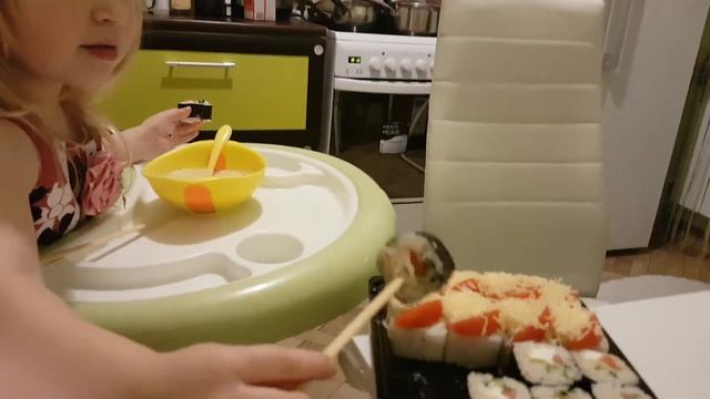Алиса кушает суши палочками!🍱🍣🤡😂🤣 смотреть онлайн
