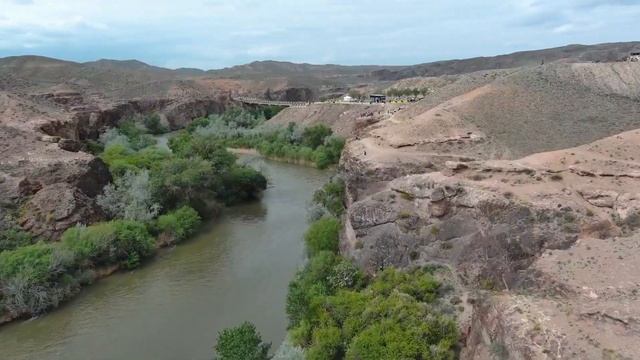 Лунный каньон и группа Леви Тревал 11 мая 2024 года. смотреть онлайн