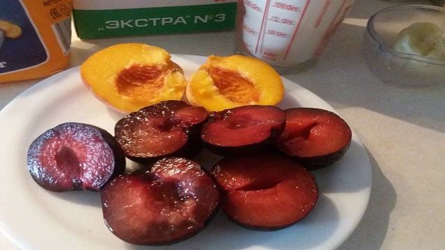 Кростата с персиками и сливами