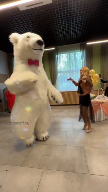 Гостья на свадьбе отрывается с белым медведем пока все готовятся к поздравлениям. смотреть онлайн