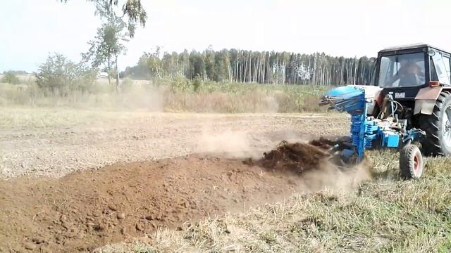 Работа в поле на тракторах БЕЛАРУС МТЗ 1221 с плугом смотреть онлайн