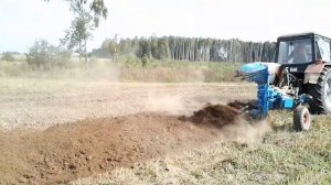 Работа в поле на тракторах БЕЛАРУС МТЗ 1221 с плугом