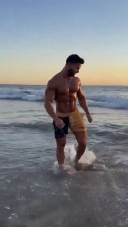 Bodybuilder Samanariya doing pumps in the beach 🔥🔥