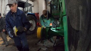 John Deere 8430 - замена сальника передней бортовойJohnDeere 8430- front side oil seal replacement