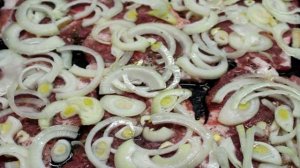 Мясо запеченное с луком и сыром