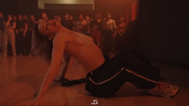 Очень секси!Танцует, стриптиз, пластика, красавица, тверк, шест, музыка, басс смотреть онлайн