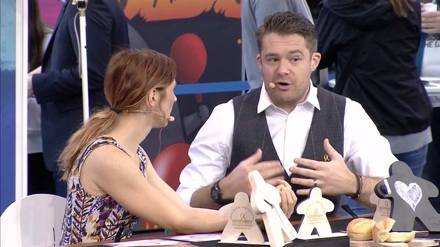 Essen Spiel 2018 Johnny from Geeknson with Becca Scott form Geek&Sundry - about game tables.