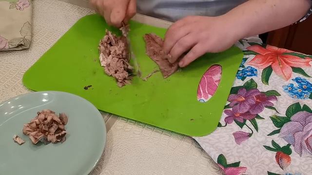 Разделка сельди на сельдь под шубой