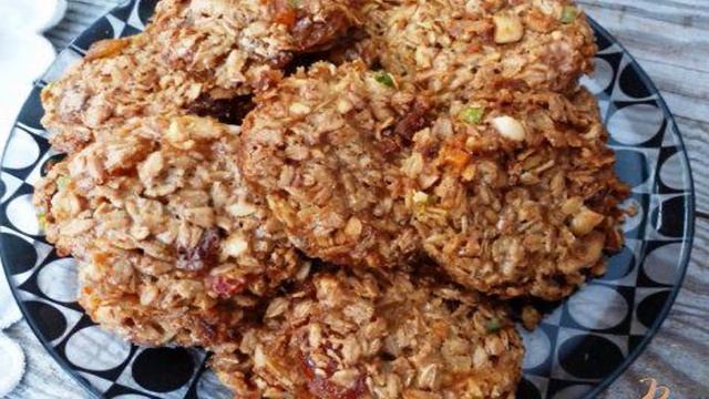 Овсяное печенье с орехами,изюмом и цукатами