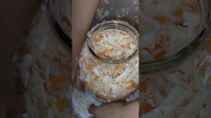 Капуста с морковью в рассоле.