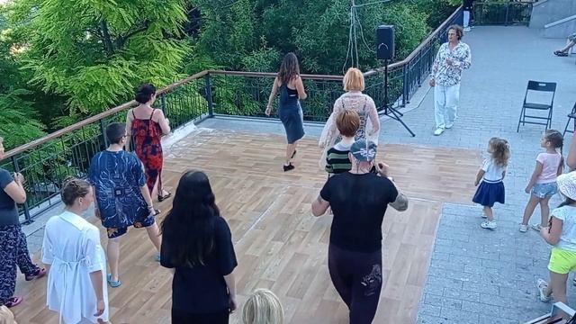 Кубинские танцы! МК на ярмарке ремёсел в Севастополе. Танцоры отрываются, учась! Огонь Севастополь