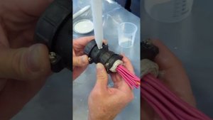 Заливка разъемов Виксинтом У-4-21 напрямую из машины