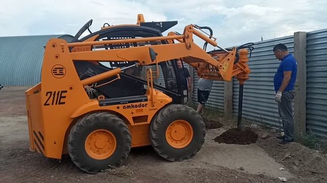 Мини погрузчик Амкодор 211Е работа с буром