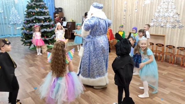 Новогодний Утренник в Детском саду / Сказка про Бабу Ягу Дед Мороза и Снегурочку для детей смотреть онлайн