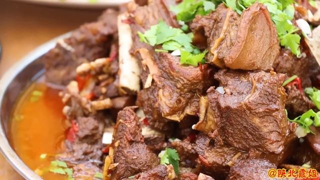 【陕北霞姐】霞姐在大山里摘“苦菜”，回家做成“苦菜辣酱”用馍夹着吃，咬下去香辣解馋太爽了 смотреть онлайн