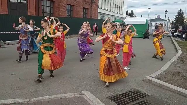 Флешмоб Парампара и Бхарата 1 06 2018 на набережной возле какой то стройки Томск смотреть онлайн
