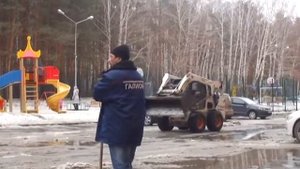 СПЕЦТЕХНИКА: минипогрузчик BOB CAT убирает снег