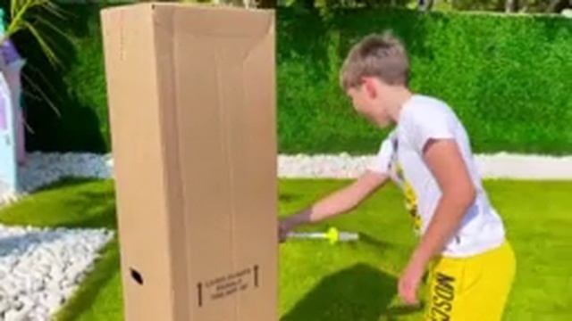 Прятки в огромных коробках от Макс и Катя