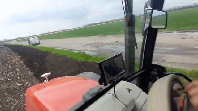 Сила Турецький трактор Basak з 4х корпусним плугом velesagro