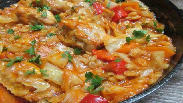 Куриные крылышки с перловкой и овощами