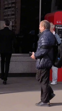 Робот напал на прохожего
