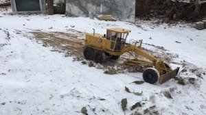 Грейдер чистит снег (RC модель)