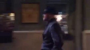 Максим Аверин танцует на улице Марата