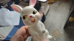 играем в резиновую игрушку зайчика для малышей