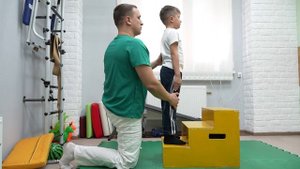 Упражнение для формирования и улучшения навыка подъема по ступенькам