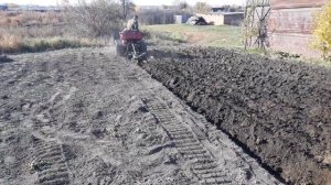 Пахота на гусеничном минитракторе