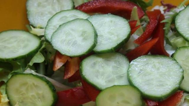 Микс салата с ветчиной и овощами