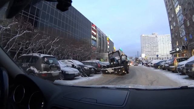 Трактор развалился в центре города смотреть онлайн