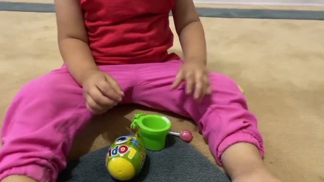Чупа чупс с сладким порошком в унитазе. Алина открыла игрушку. игрушки анпакинг дети