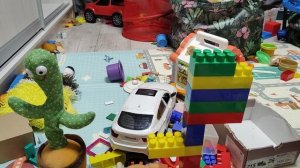 строим высокую башню из кубиков детского конструктора и играем в говорящий кактус для детей