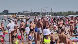 Пляжи в Анапе переполнены. Чтобы найти чистое море и пустой пляж нужно немного пройти. Июль 2024