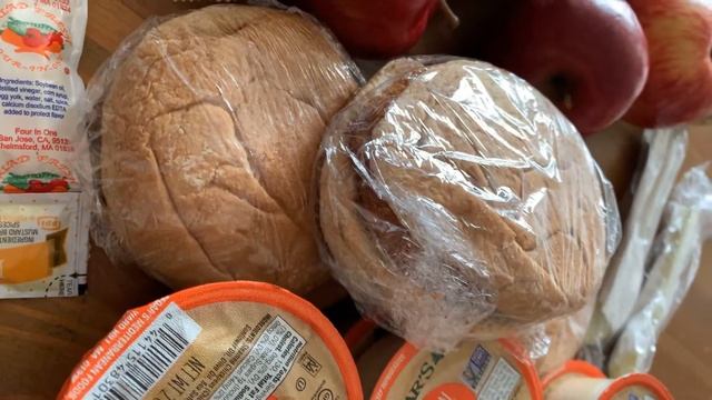 В Нью-Йорке дают много еды бесплатно в школах . Фуд банк food bank USA New York . Бесплатная еда