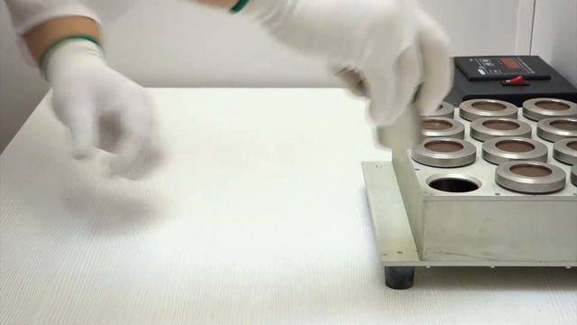 Устройство для определения паропроницаемости искусственных кож  в неизотермических условиях МТ 168