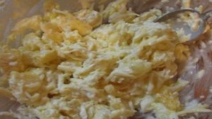 Цитрусовый салат с яйцами и ореховым соусом