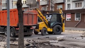 Трактор работает