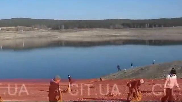 Уборка мусора у Симферопольского водохранилища.wmv смотреть онлайн