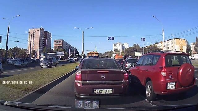 Горит красный они едут машина с синими мигалаками
