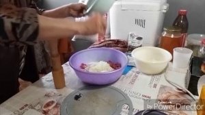 Готовлю ужин и общаюсь.