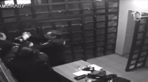 В полиции Сыктывкара мужчина напал на сотрудников с пистолетом