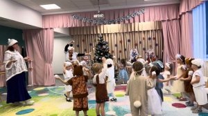 Танец со снежками в ясельной группе