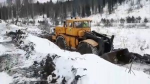 Кировец ровняет лесную дорогу