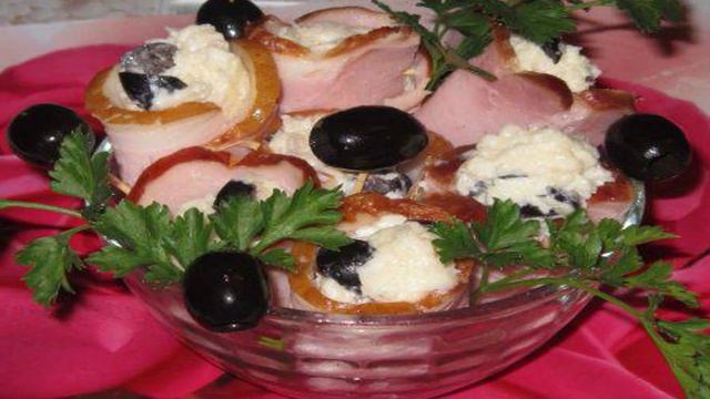 Рулетики из свиного карбонада с сыром и маслинами