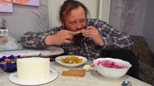 Ужинаю ВКУСНО тортиком и картошкой со свининой Читаю комментарии зрителей на рутуб