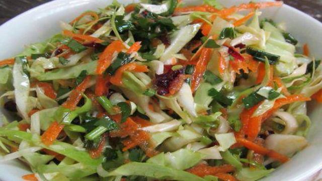 Овощной салат из молодой капусты с вишней