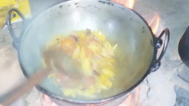 chowmin in village style nepal 🇳🇵/without soya sause/maiju ko chowmin recepie смотреть онлайн